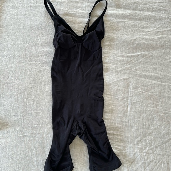 SKIMS Other - Skims mid thigh bodysuit